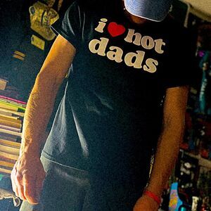 Danny Duncan I Love Hot Dads T-Shirt Black Graphic Tee Size M